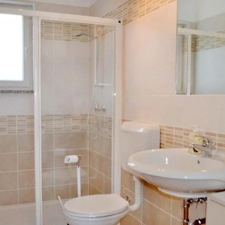 Appartement Near The With Garden Zambratija (Istria)