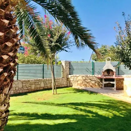 Apartmán Near The With Garden